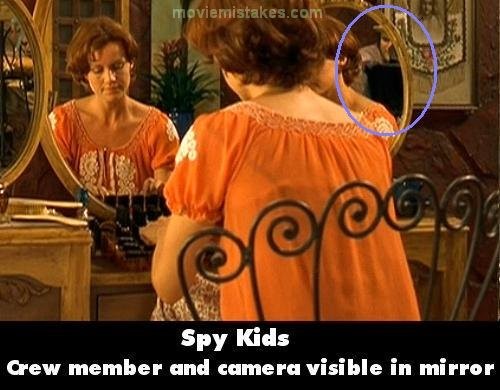 Phim Spy Kids, phát hiện hình ảnh của người trong đoàn làm phim và camera trong gương